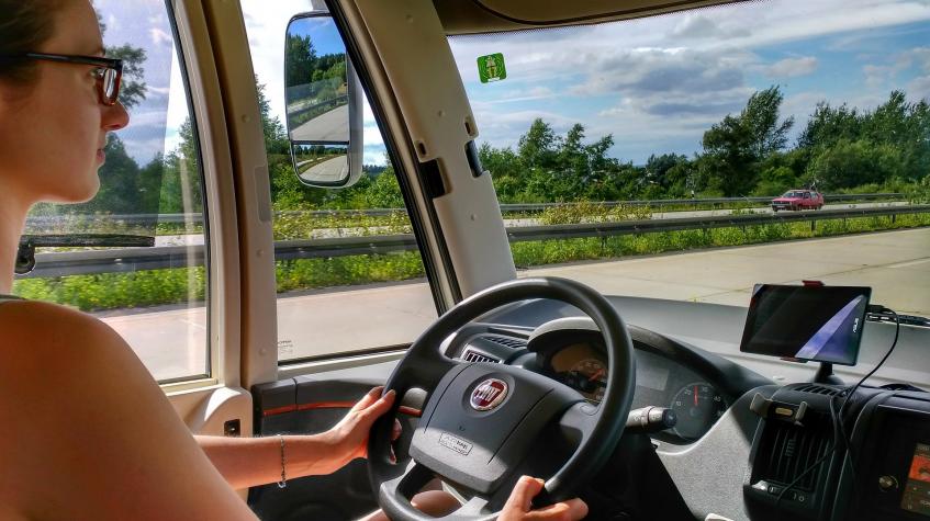 Νέοι και οδήγηση στο αυτοκίνητο: Τα επτά λάθη που κάνουν στο τιμόνι και τι πρέπει να κάνει ο γονιός